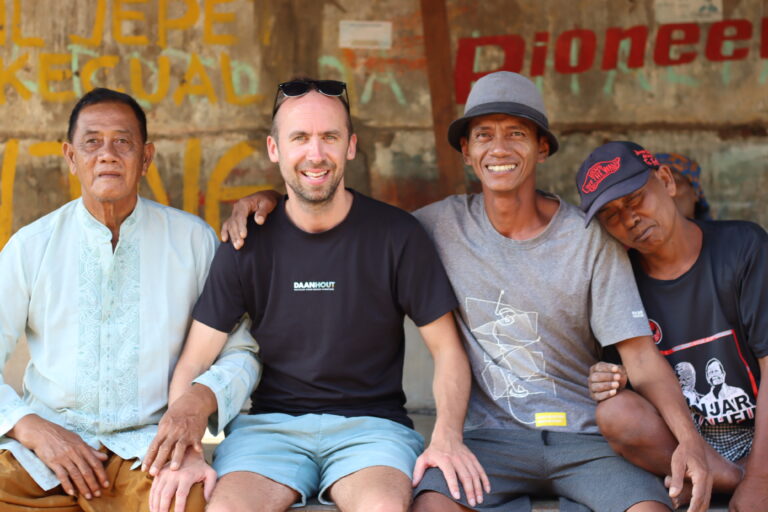 Daan Hout samen met Indonesische meubelmakers en partners tijdens bezoek aan de werkplaats, waar meubels van oud hout met de hand worden gemaakt.