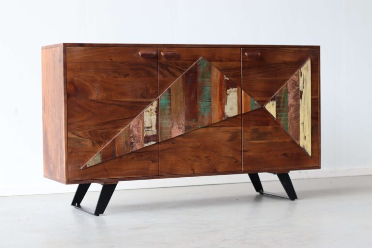 Uniek houten dressoir van Daan Hout, gemaakt van gerecycled hout met kleurrijke accenten en zwarte stalen poten.