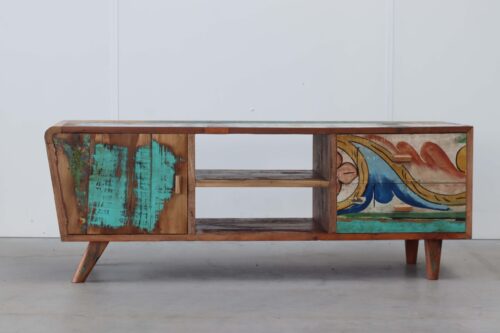 Tv-meubel van gerecycled boothout met kleurrijke handgeschilderde details en een retro uitstraling.